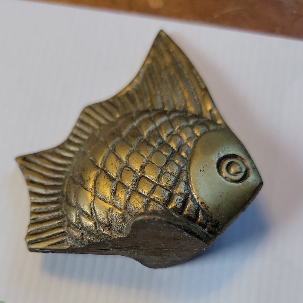 Elegant Gold Fish Decor for Aquariums